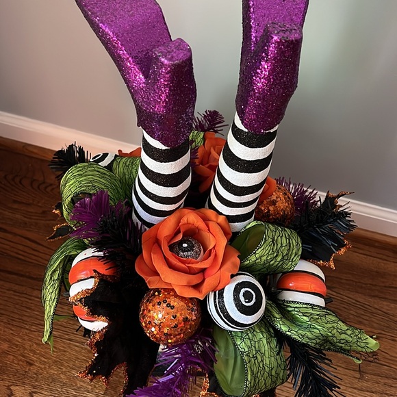 NWOT HALLOWEEN WITCH LEGS CENTERPIECE - Picture 8 of 14